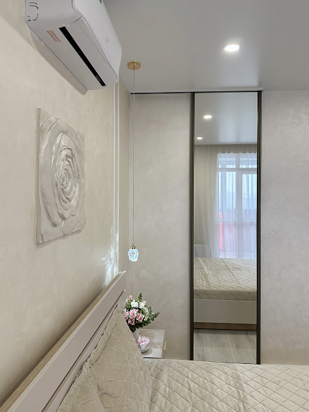 Дизайнерская 2-комнатная квартира 43.7 м2 по СНБ с гардеробной, кабинетом и видом на парк